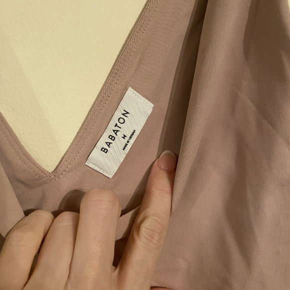 Aritzia Contour V-Neck Tank - Picture 2 of 4